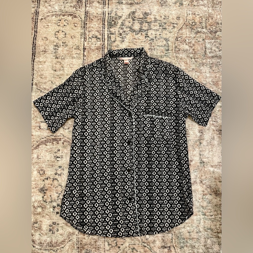 Victoria’s Secret Black Patterned Satin Sleep Shirt Size Women’s Medium